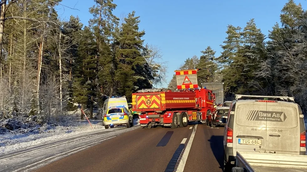 Räddningspersonal vid olycksplatsen.