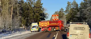 Personbil kolliderade med lastbil – väg avstängd