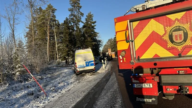 Räddningstjänst på plats vid olyckan.