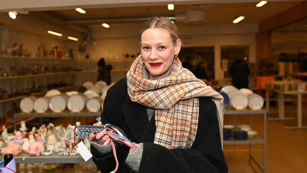 Veronica Wendin hittar ett fint hundhalsband i second handbutiken.