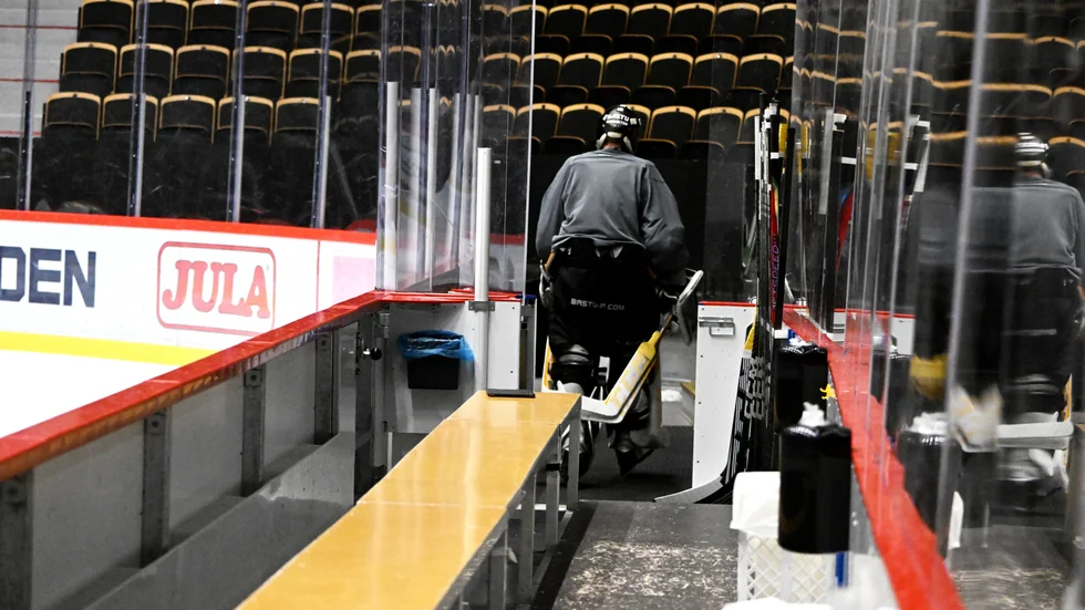Linus Söderström klev av träningen i förtid, och är ett frågetecken inför lördagens match mot Färjestad, enligt AIK-tränaren Pierre Johnsson.