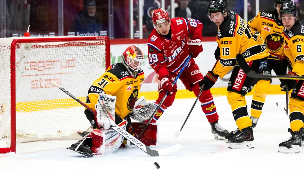 241207 Luleås Matteus Ward och David Granberg under ishockeymatchen i SHL mellan Timrå och Luleå den 7 december 2024 i Timrå. 
Foto: Pär Olert / BILDBYRÅN / COP 108 / PO0135