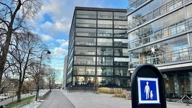 Det är förbjudet med motortrafik enligt de skyltar som finns, skriver en boende.