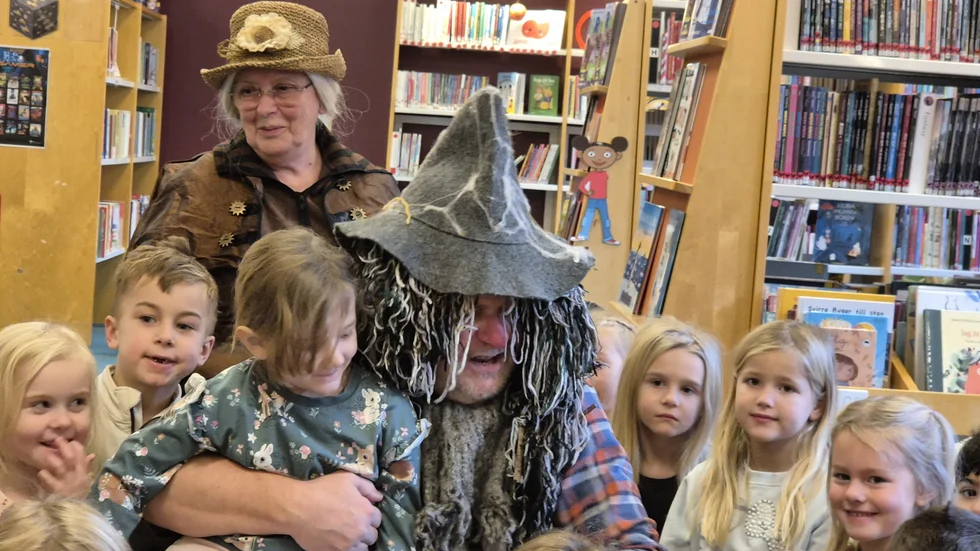 Gullringstrollet och Sagotanten, Anders Enqvist och Eva Berglund, träffade femåringar från Stenshult och Lunden på Vimmerby bibliotek.