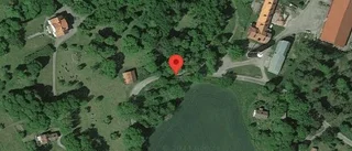 Störning i trafiken på grund av trasig lastbil på väg 1048