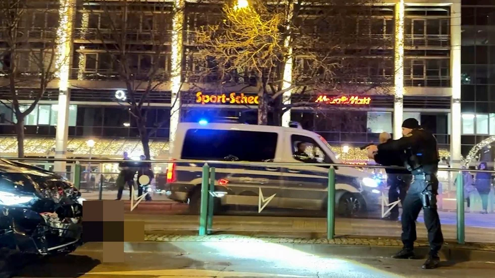 En bild från en video tagen av en privatperson visar hur polisen griper en misstänkt person efter att en bil kört in i en folkmassa på en julmarknad i Tyskland.