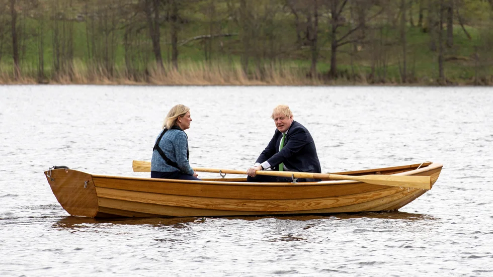 Statsminister Magdalena Andersson och Storbritanniens premiärminister Boris Johnson ror ekan vid sitt besök på Harpsund under Sveriges Natoansökan.