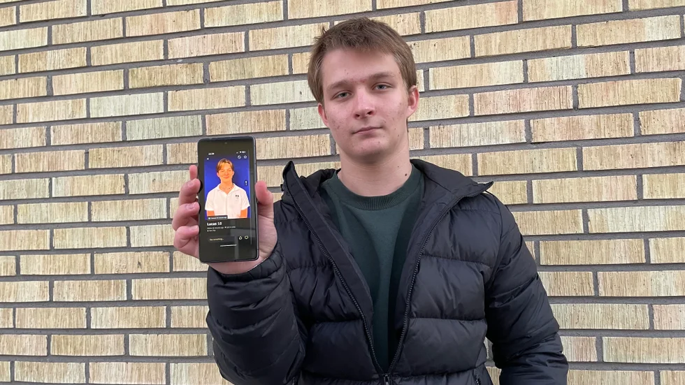 Lucas visar upp en skärmdump på den falska profilen. 