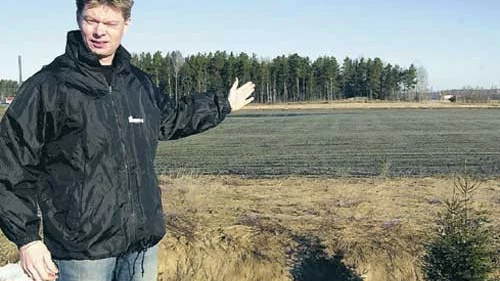 Kickers sportchef Michael Karlsson vid området som klubben ska bygga sin nya anläggning på. Foto: Janne Strömsten