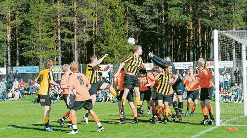 Alla mot målet. Här hettar det till vid Gullringens mål. Foto: Janne Strömsten