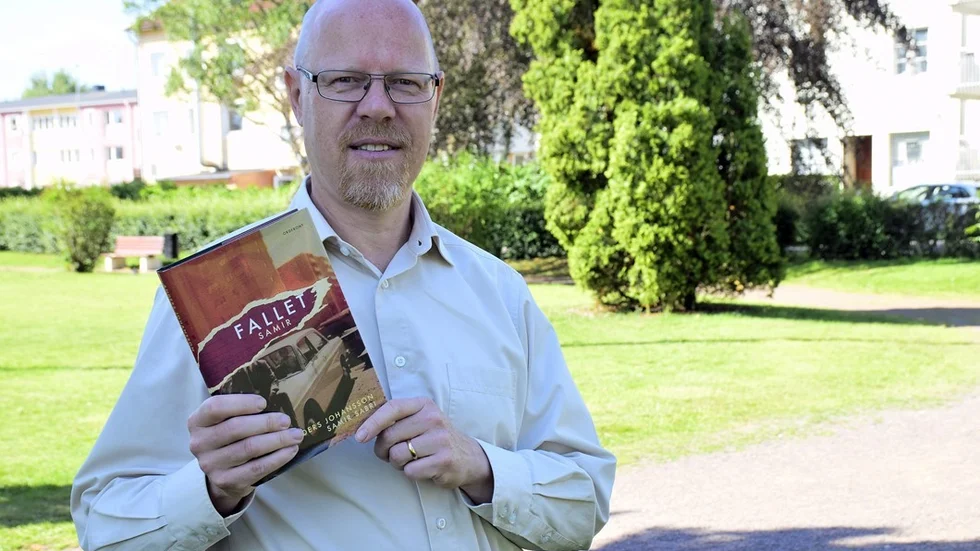 "Jag har alltid varit intresserad av rättsfall. Av att se hur vi människor kan fungera när vi är som allra sämst. Ibland gåtor. Det handlar om samma ämnen som i de stora klassikerna, liv, död, hat, kärlek. Det essentiella som framkallar känslor hos oss människor." Anders Johansson har get ut boken "Fallet Samir" som handlar om den rättsskandal som leder till att en 15-åring döms för ett mord han inte begått. Foto: Elin E Elmström
