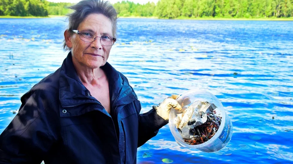 Annika och hennes son hittade ett 60-tal sprutor liggandes i strandkanten och vattnet vid Försjöns rastplats. Foto: Elin E Elmström
