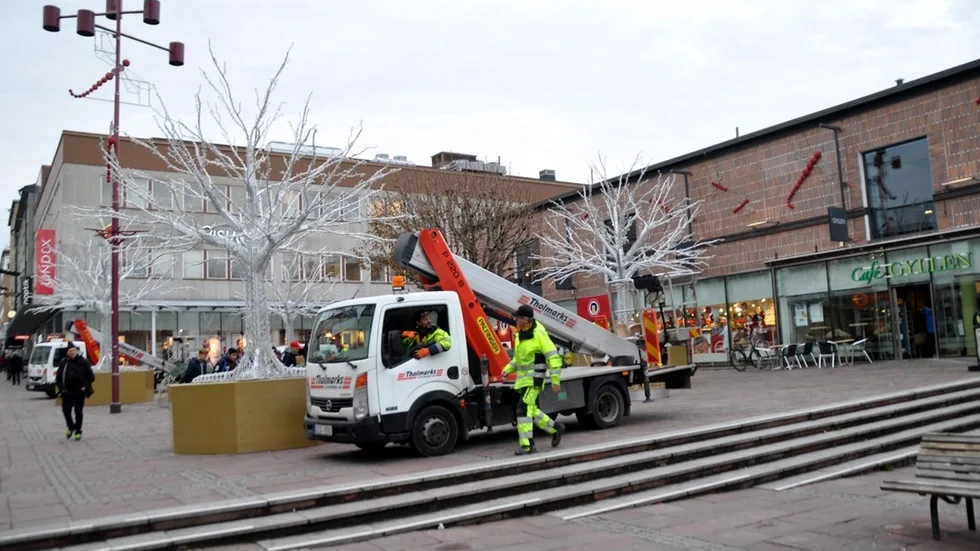 Full fart i juletid. Nu sätts det upp dekorationer över hela city. Foto: Tommy Pettersson