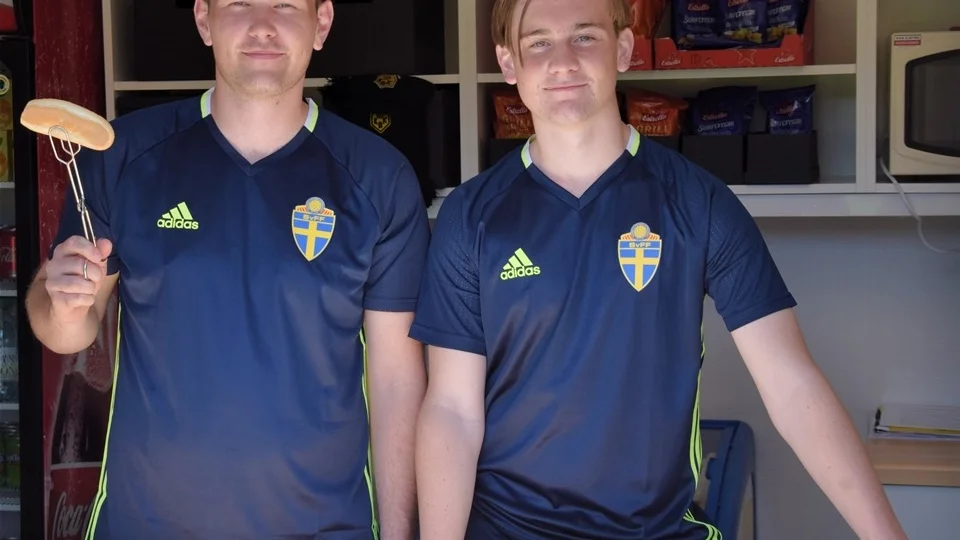 Ledarna Martin Leek och Alex Phil i full färd med att servera korv till de hungrande spelarna. Foto. Morgan Karlsson