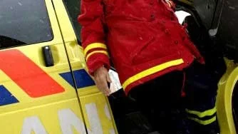 Iklädd "ambulansuniform" och för stora skor gör partisekreterare Marita Ulvskog entré som pryande ambulanssjukvårdare i Linköping. Foto: Daniel Bennelid