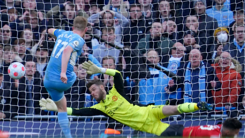 Kevin De Bruyne skjuter in 2–0 bakom David de Gea.