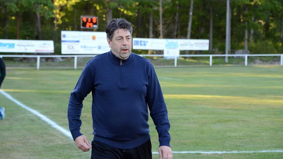 Mikael Johansson, tränare i Horn/Hycklinge, fick se sitt lag förlora och bränna massor av chanser i andra halvlek mot Österbymo. Laget nollades av Österbymo, som vann med 3–0 och klev upp i tillfällig serieledning. Foto: Ossian Mathiasson/Arkiv