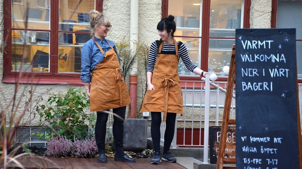 Christina Eveborn och Lydia Halldorf, som grundade Babettes Kafferi tillsammans med Erika Wessbo, är nöjda, och stolta, över deras nyöppnade bageri. Foto: Dennis Petersson