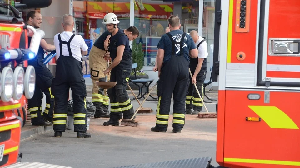 Räddningstjänsten i Vimmerby fick på torsdagseftermiddagen rycka ut och sanera efter ett utsläpp av cirka 25 liter bensin på OK/Q8-macken i staden.
