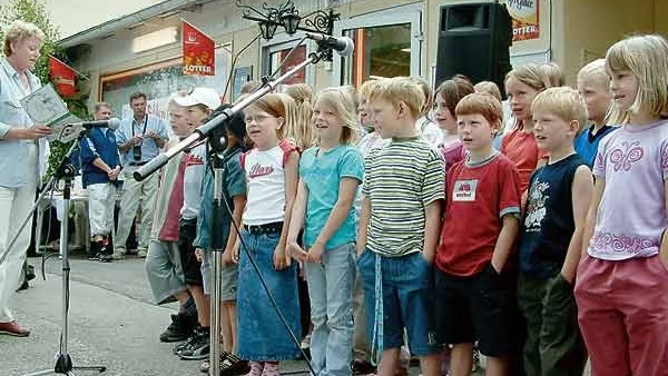 Skolbarnen från Totebo skola spred glädje med sin fina sång, ackompanjerade av en osynlig men välspelande orkester.