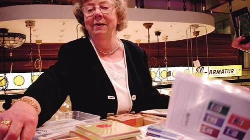 85-åriga Ruth Andersson från Linköping har sålt julkort för sammanlagt 4,2 miljoner kronor, sedan hon började för 36 år sedan. Alla pengarna går via Unicef till behövande barn i världen.