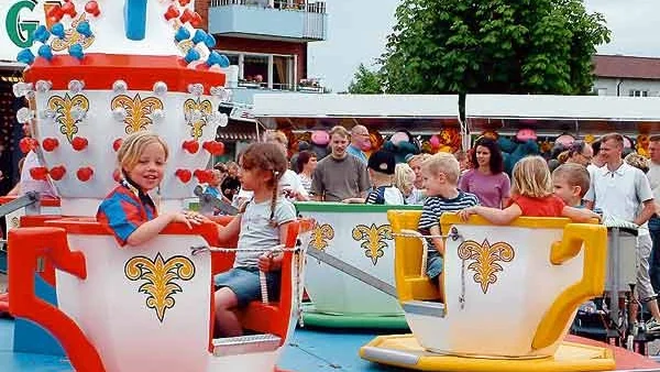 Karuseller och karameller. Massor av folk besökte Rimforsa marknad i lördags.