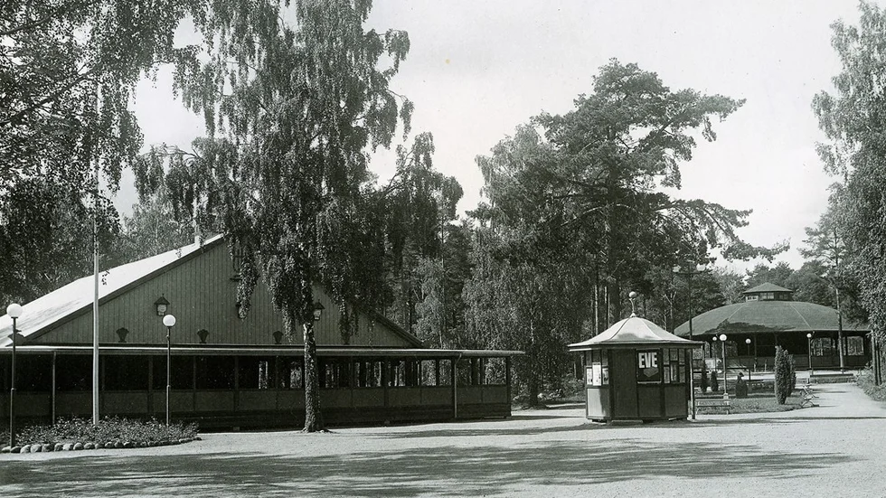 Vy över parken med teatern och dansrotundan.