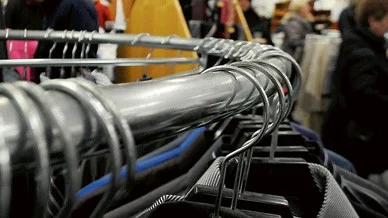Invigningen av Röda korsets second hand-affär i Skäggetorp lockade många personer.