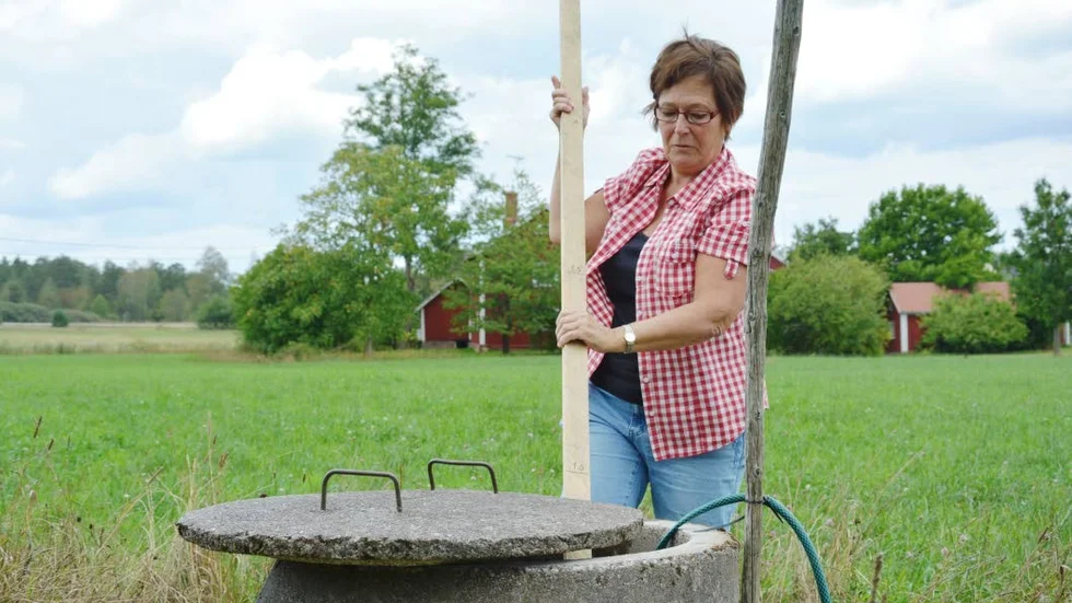 Birgit Lundgren i Heda är en av dem vars brunnar har sinat under den torra sommaren. För tillfället får de pumpa in vatten från en granne men om ett par veckor ska de borra en ny brunn.