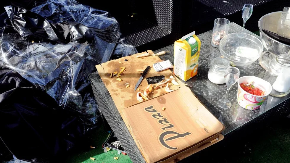 Festrester. Hämtpizza, godis och strandmöbler är bara lite av det som ska städas upp innan Lögerbergen blir sig likt igen.