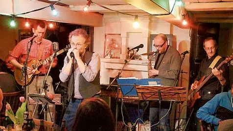 Det var bluesbandet Blue Mailbox som rivstartade säsongen på Café Columbia i lördags.