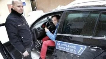 Bilskolläraren Johannes Faye går igenom säkerhetskontroll med eleven Victor Karlsson.