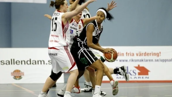 basket damer Sall?n Basket(vitt) - 08 Stockholm HR : Stockholms nr 13 Farhiya Abdi blockeras av fr v Sallen basket nr 15 Kristina Tattersdill, nr 5 Anette Johansen
