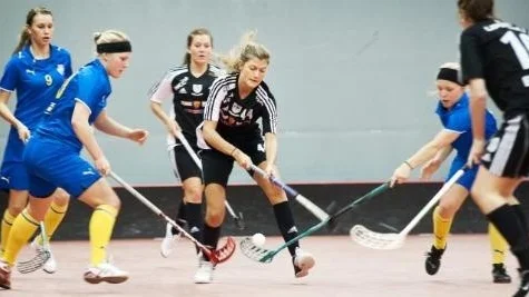 Minna Ramsell i Uppsala med bollen.