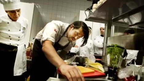 Daniel Roos visar hur desserterna ska läggas upp. Till vänster Carina Ohlström, Ekebygymnasiet.