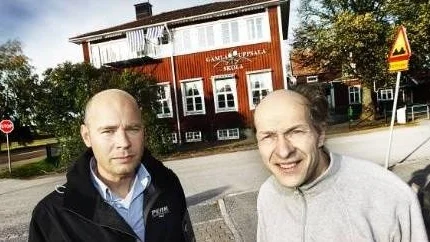 Föräldrarna Göran Nygren, t v, och Lars Hylander befarar att den segdragna hanteringen av skolflytten ska drabba barnen och bli dyr för kommunen.