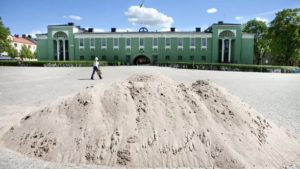 Beachvolleyboll. Vaksala torg.  Sanden har kommit till torget.