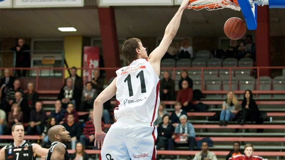 Martin Kohlmaier lägger i två av sina totalt 22 poäng.