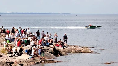 Roslagsloppet  i Öregrund går av stapeln för 49:året i rad. Båt nummer 45 på väg mot mållinjen.