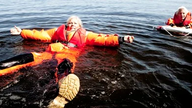 Röda badbyxor à la Baywatch är ingenting för Uppsalas sjönära räddningspatrull. Ute på sjön är det viktigt att synas, och då fungerar de  lysande orange overallerna Mats Norderfeldt                och Ingegerd Jaxéus här iklätt sig betydligt bättre. Till skillnad från badbyxor håller de dessutom värmen.