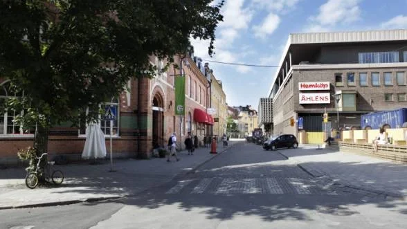 Nutid: Korsningen Dragarbrunnsgatan Smedsgränd i dag.