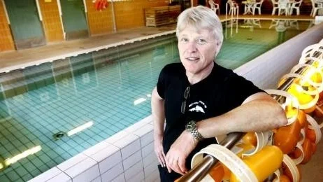 Simläraren Björn Lindman köpte Delfinens sportcenter för att den samhällsservice som centret erbjuder ska kunna fortsätta.