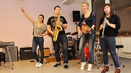 Fem av kulturskolans elever prisas nu genom En vind från Vallonien-priset. Linnéa Lemoine får pris för sin dans, Erik Andersson för sitt spel på tenorsaxofon, Emma Andersson för sitt nyckelharpsspel och Isabel Dehmer för sina insatser inom drama, sång, klarinett och piano. På bilden saknas Togald Nilsson, som får pris för spel på horn och piano.