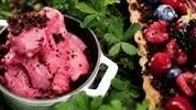 Martin Andersson lagar midsommarmat.
dessertkaka med sorbet