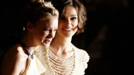 Keira Knightley och Carey Mulligan i Never let me go.