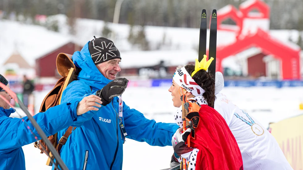 Sven-Åke Lundbäck var snabb med att gratulera Charlotte Kalla till hennes SM-brons i hennes sista dans.