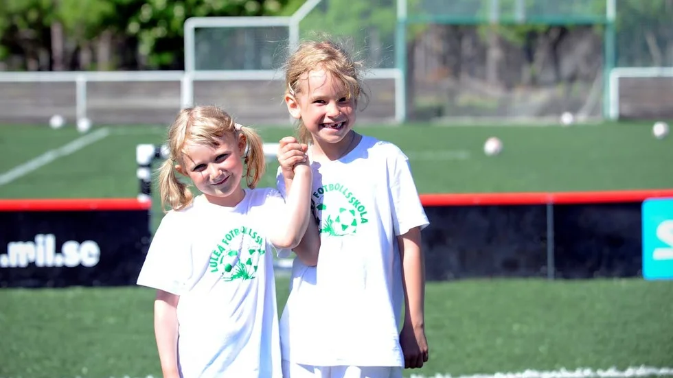 Freja Renström och Iris Granljung stortrivs på Bergnäset AIK:s fotbollsskola.