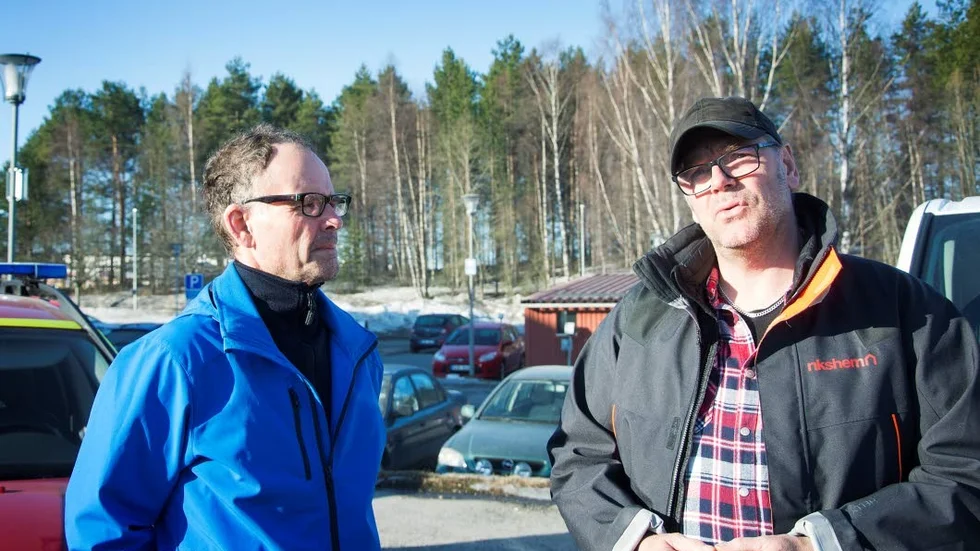 Patrik Juhlin, till vänster, var räddningstjänstens yttre befäl vid branden. Han berättar att närmast liggande bostadshus var hotade av den intensiva hettan som branden utvecklade. Till höger står Peter Fjällblad, förvaltare Rikshem.