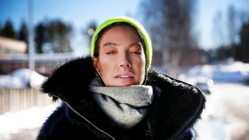Maxida Märak flyttade tillbaka till Jokkmokk i augusti och har sedan dess skapat låtar för både en EP och ett debutalbum. Under fredagen släpps "Ärr" och vi har träffat artisten i sitt nygamla hem för att prata om tillvaron i Norrbotten, musiken och behovet av förändringar.
