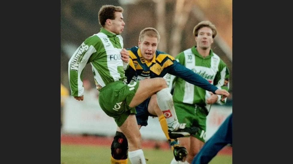 Ulf Heikki, Lira BK, i kamp med Andreas Alm och Kim Bergstrand i Hammarby. Året var 1997 och platsen var Skogsvallen.